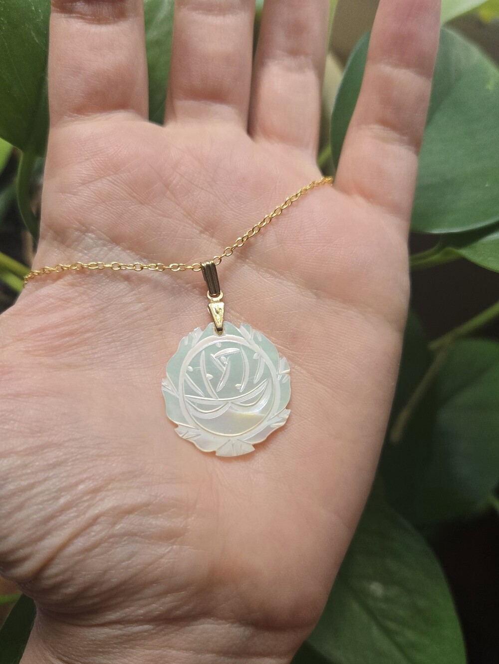 Vintage Mother of Pearl Floral Pendant Necklace